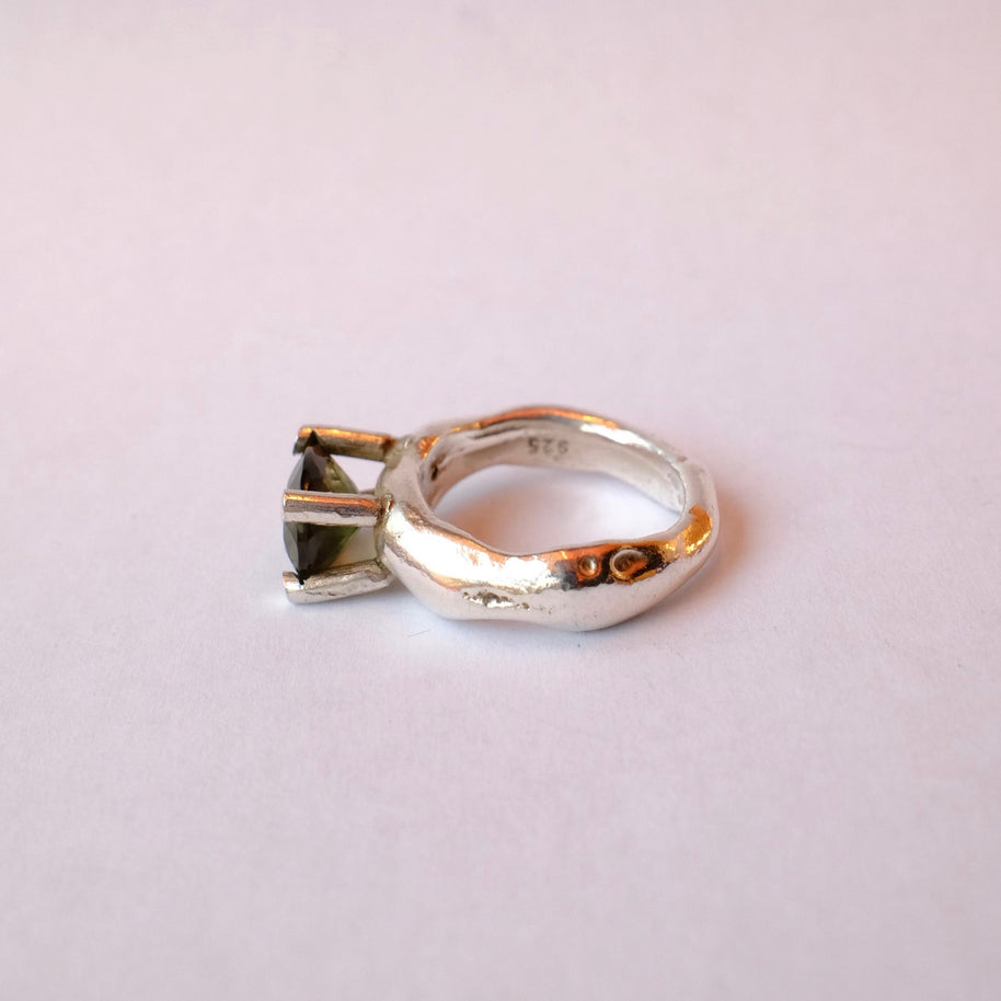 Dunkelgrüner Saphir