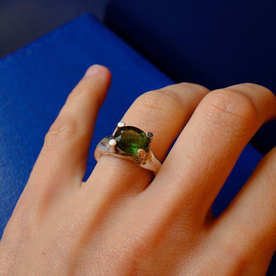 Dunkelgrüner Saphir