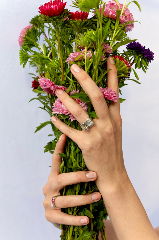 Signet ring with yellow sapphires