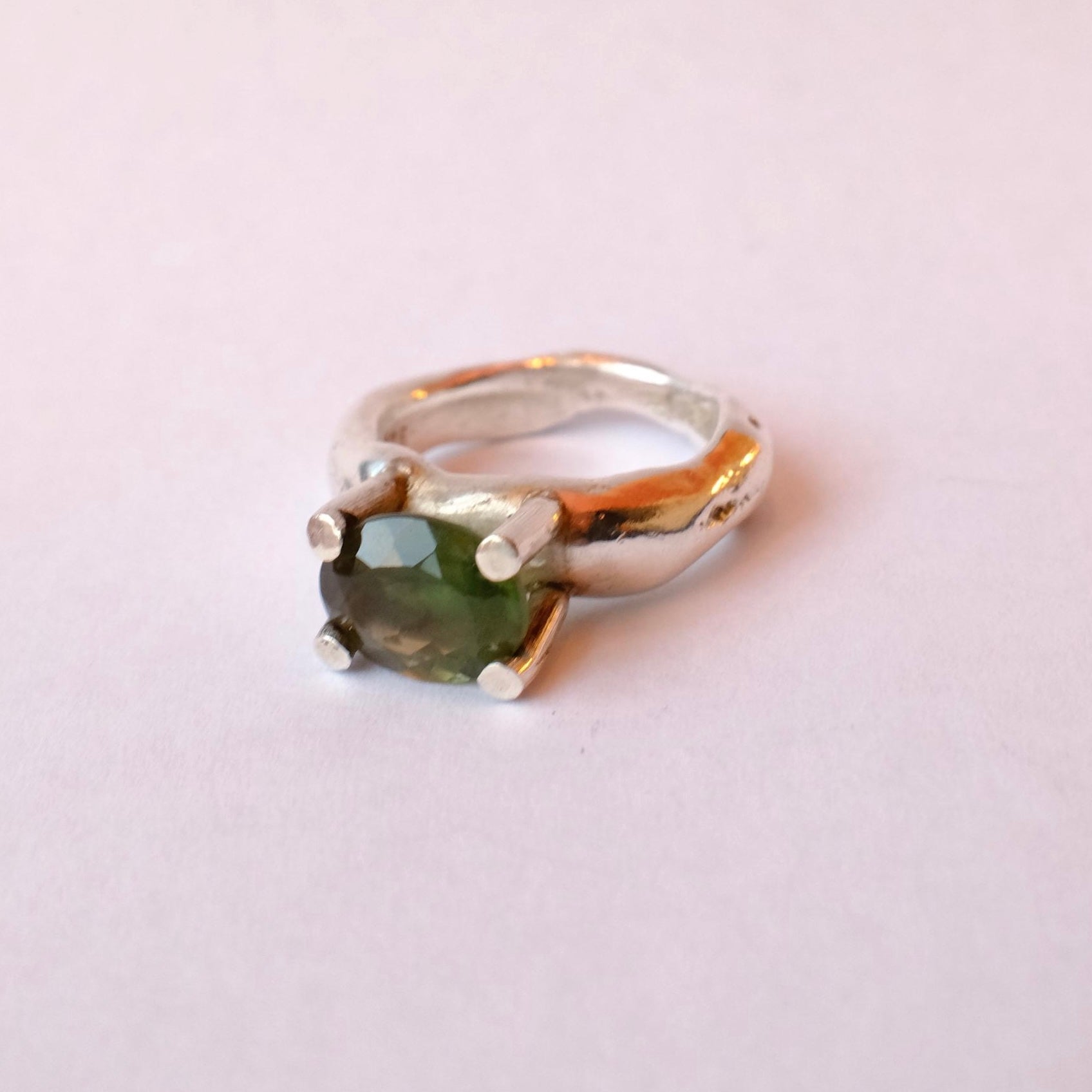 Dunkelgrüner Saphir