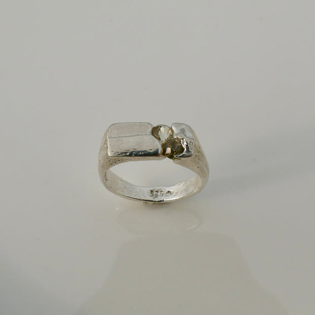 Signet ring with yellow sapphires
